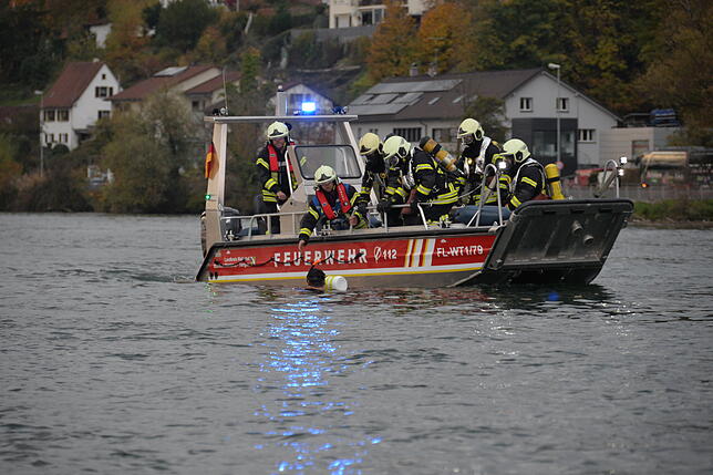 Die Einsatzmöglichkeiten mit dem Feuerwehrboot ist vielfältig: Von Ölsperren bis Personenrettung, wie hier bei einer Übung, ist alles dabei.