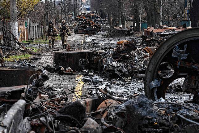 In der ukrainischen Stadt Butscha, 25 Kilometer nordwestlich der Hauptstadt Kiew, bietet sich nach dem Rückzug der russischen Armee ein ...