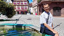 Lazar Kneževi? wurde 1998 im Distrikt Br?ko in Bosnien geboren und lebt seit 1999 in Meßkirch. Er arbeitet als Pflegekraft im ...