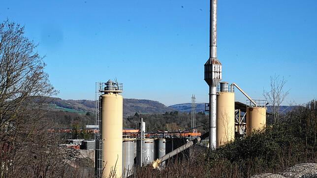 Der Abluftkamin und die Silos lassen schon aus der Ferne das Asphaltmischwerk der Schleith-Tochterfirma im Waldshut-Tiengener ...