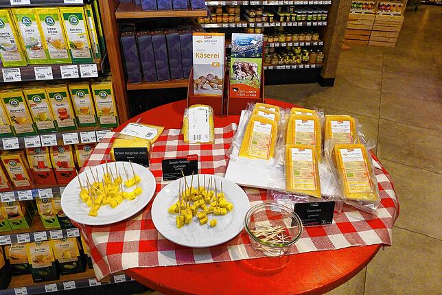 Besonderer Beliebtheit erfreuen sich auch die Produkte vom Lehenhof, wie hier der Käse &ndash; aber auch Brot und Gemüse.