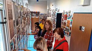 Die Fotoausstellung „30 Jahre Glasbläserzunft“ stößt nicht nur beim Festabend, sondern auch bei der Sichelhenke auf reges Interesse. ...