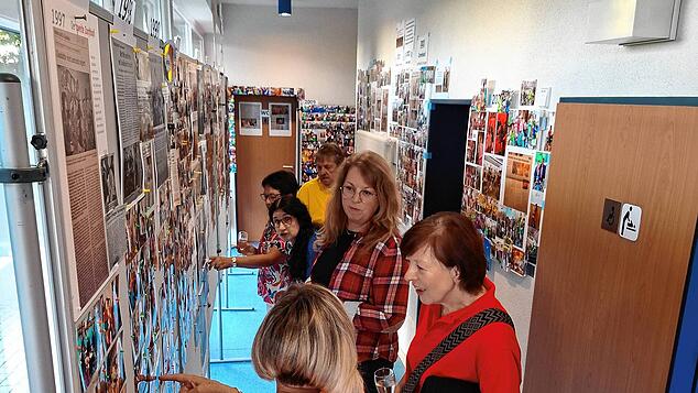 Die Fotoausstellung „30 Jahre Glasbläserzunft“ stößt nicht nur beim Festabend, sondern auch bei der Sichelhenke auf reges Interesse. ...