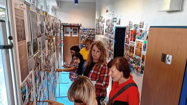 Die Fotoausstellung „30 Jahre Glasbläserzunft“ stößt nicht nur beim Festabend, sondern auch bei der Sichelhenke auf reges Interesse. ...