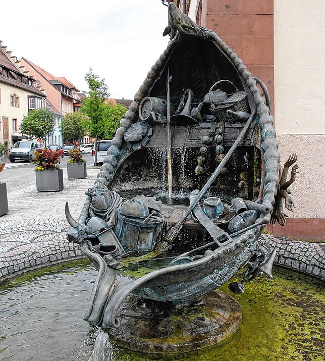 Der 2004 erstellte Narrenbrunnen muss saniert werden.
