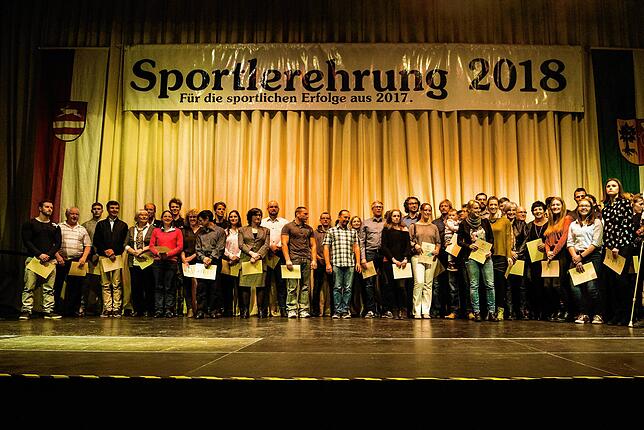 Die Sportler des Jahres 2018 auf der Bühne der Ludwig-Roos-Halle.