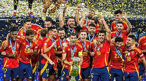 Spaniens Spieler jubeln mit dem Pokal.