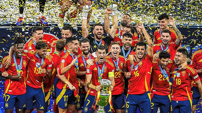 Spaniens Spieler jubeln mit dem Pokal.