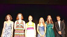Jana Biehsmann, Alma Holm, Nadezhda Ermakova, Pauline Gampp und Vanessa Maier (von links) schlossen die Schulzeit am Kolleg in ...