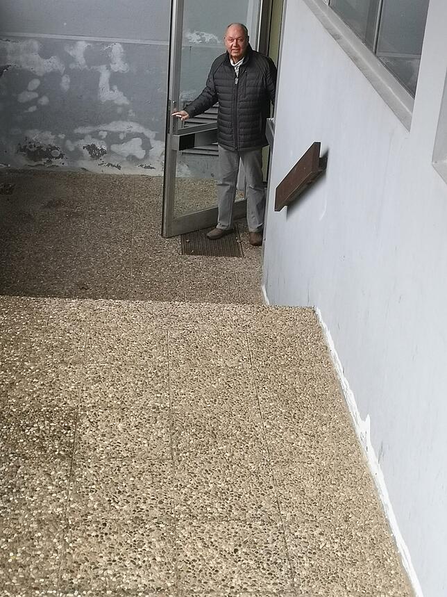 Ortsvorsteher Buller am Eingang der alten Halle: Für Rollstuhlfahrer und gehbehinderte ältere Menschen ist die Treppe ein fast ...