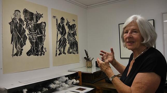 Galeristin und Künstlerin Brigitte Wagner erläutert den Besuchern in der Galerie im Fehlochhof die verschiedenen Techniken des Künstlers ...