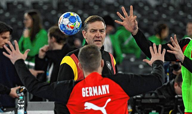 Alfred Gislason (Mitte), Trainer der deutschen Handball-Nationalmannschaft, leitet das Training in der Merkur-Spiel-Arena. Am Mittwoch ...