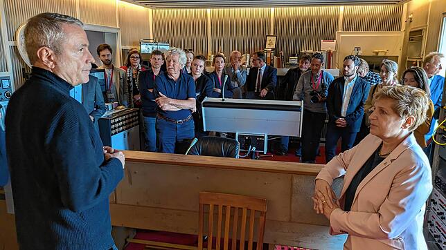 Eine Delegation um Nicole Razavi, Ministerin für Landesentwicklung und Wohnen, beim Besuch der MPS-Studios. Links im Bild Töni Schifer, ...