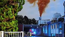 Auf diesem Standbild aus einem Video ist eine Gaswolke zu sehen, die in einem Industriebetrieb durch einen Störfall in der Gemeinde ...