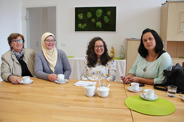 Die Frauen aus Kruscica zu Besuch in Radolfzell: (von links) Medina Zukan, Safija Ahmic, Nataša Crnkovic von einer bosnischen ...