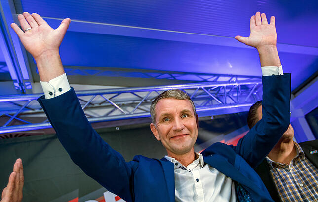 Björn Höcke, Spitzenkandidat der AfD bei der Landtagswahl in Thüringen, lässt sich bei der Wahlparty der AfD von seinen Anhängern feiern.