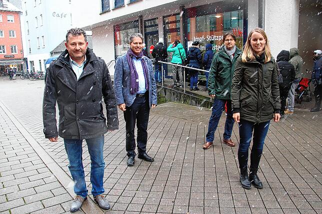 Freuen sich auf viele Impfwillige im neuen Impfstützpunkt in der Häfler Innenstadt (von links): Hans-Jörg Schraitle (Amtsleiter ...