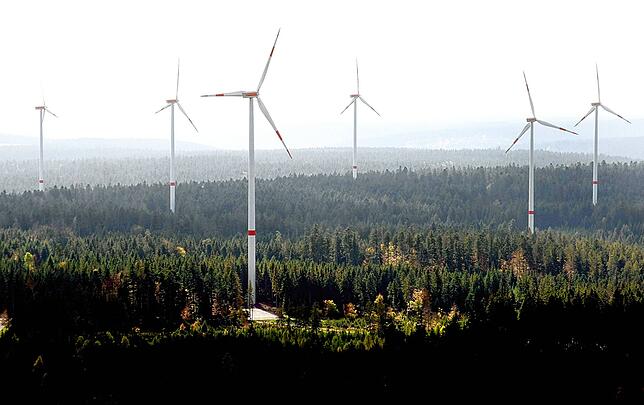 Windräder über den Schwarzwaldgipfeln: Sieht es in einigen Jahren bei Herzogenweiler ähnlich aus hier bei Simmersfeld im Nordschwarzwald?