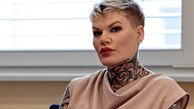 Schlagersängerin Melanie Müller vor Beginn der Gerichtsverhandlung im Amtsgericht Leipzig.
