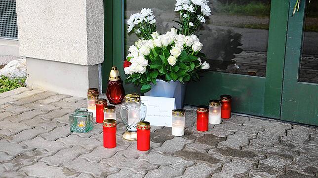 Blumen und Kerzen als Ausdruck der Trauer: Der Tot zweier Geschwister in Frick hat große Bestürzung ausgelöst.
