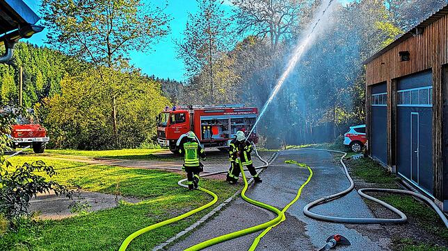Die neue Pumpe wird bei der Übung gleich einmal getestet – sie kam erst im Juli als Spende der Badischen Versicherungen nach Gütenbach. ...