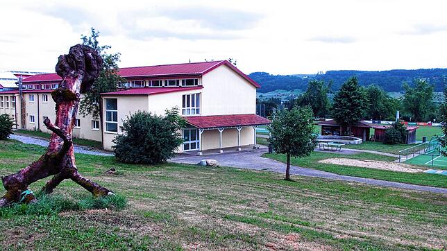 Auf der Freifläche in unmittelbarer Nähe zur Grundschule könnte das Haus der Vereine entstehen. Der Plan berührt jedoch vitale ...