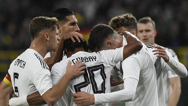 Serge Gnabry jubelt mit der deutschen Nationalmannschaft über sein Tor im Freundschaftsspiel gegen Argentinien. Bei der Fußball-EM 2024 ...