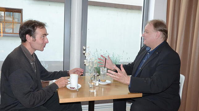 Armin Bischofberger (rechts) im Gespräch mit SÜDKURIER-Mitarbeiter Jörg Büsche. Bild: sk
