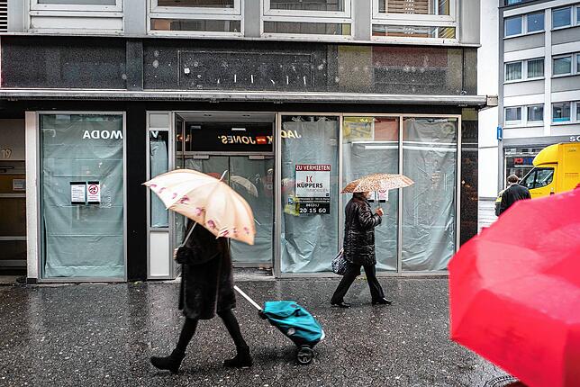 Symbolfoto: &bdquo;Zu vermieten&ldquo; steht auf einem Schild in einem leerstehenden Laden in der Mainzer Innenstadt. In immer mehr ...
