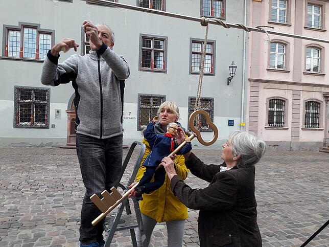Fotograf Lutz Hugel, Kathrin Müller und Ingeborg Jaag (von links) inszenieren vor dem Rathaus ihre Inspiration von der nächsten ...