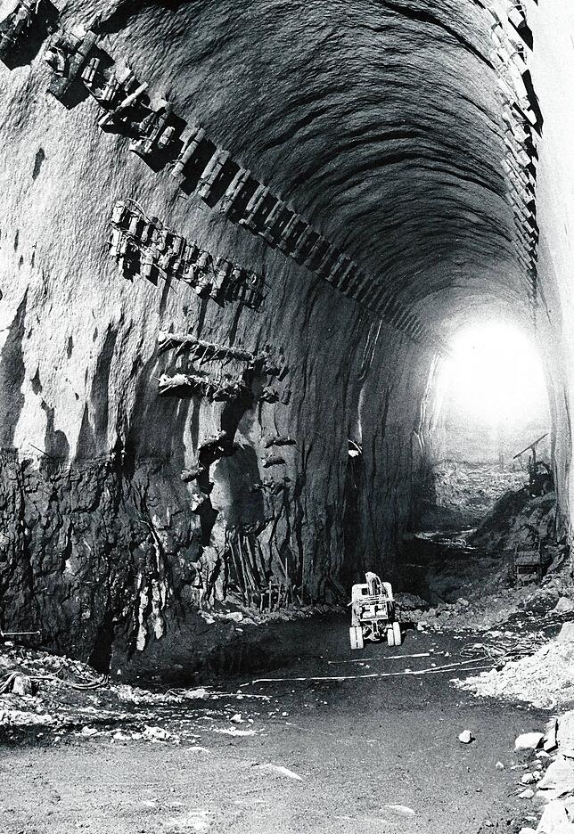 Die Ausmaße des Kavernenstollens zeigt dieses Foto aus dem Nachlass Lothar Schmidts. Hier hat Norbert Augstein fast ein Jahr lang ...
