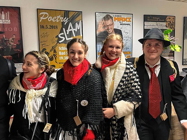Bild 14: Was für ein Spektakel! Der Narrenbaum steht &ndash; und das Publikum ist begeistert