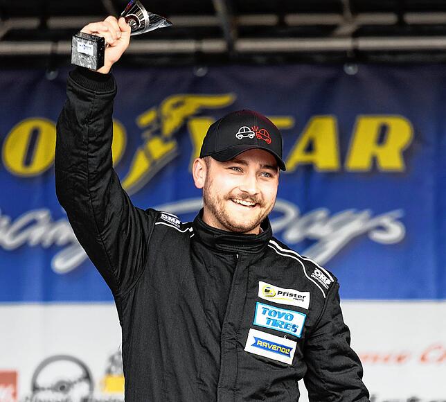 Felix Müller freut sich bei seinem ersten Rennwochenende am Hockenheimring über zwei Platzierungen auf dem Treppchen.