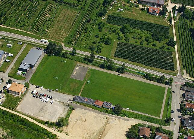 Der Bolzplatz am Sportplatz in Ludwigshafen (links) wird nun zum Winterrasenplatz umgebaut. Die Skateranlage (grau in der Mitte) fällt ...