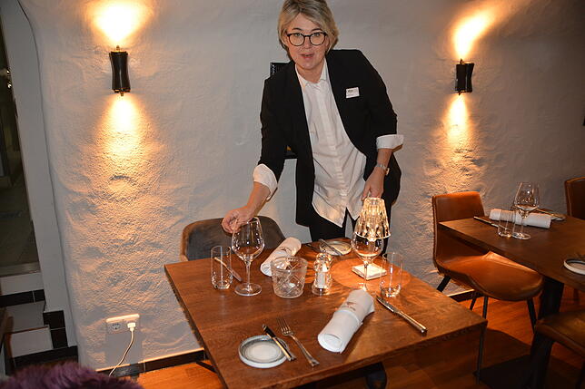 Kristina Auer zeigt im hauseigenem Steak&Wine Restaurant, des Hotels „3 Stuben“, dass ein gedeckter Tisch auch mit geringem ...