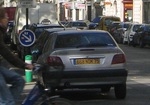 Dieser Citroën Xsara trägt eine neuere Pariser Nummer: eine dreistellige Zahl, drei Buchstaben und die 75 für Paris.