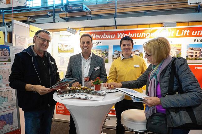 23 Aussteller bei der Immo 2023: Blick auf den Stand von Albicker &ndash; Eichkorn aus Ühlingen-Birkendorf, an dem sich gerade Roland ...
