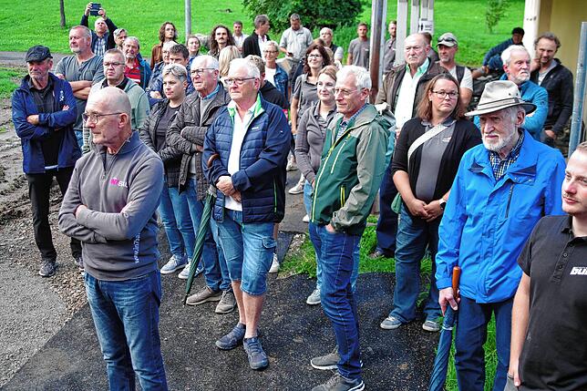 Bürger, Vereinsmitglieder und Gemeinderäte wohnten dem Richtfest für das Haus der Vereine bei.