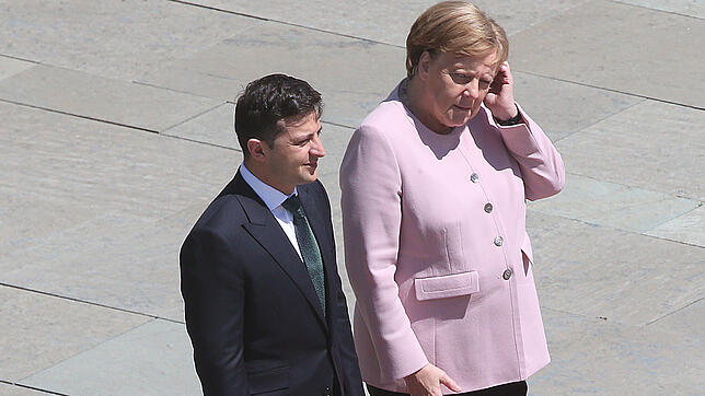 Bundeskanzlerin Angela Merkel (CDU) zusammen mit Wolodymyr Selensky, Präsident der Ukraine, bei seinem Antrittsbesuch in Deutschland vor ...