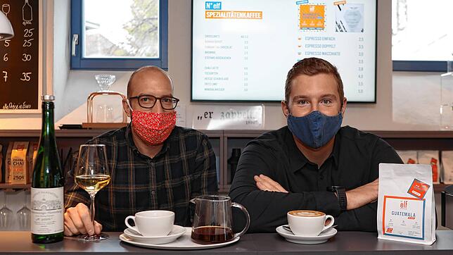 Sebastian Graeber (l.) und Tobias Roth, die Inhaber des No. elf Spezialitätenkaffee, verraten das Geheimnis des perfekten Kaffeearomas.