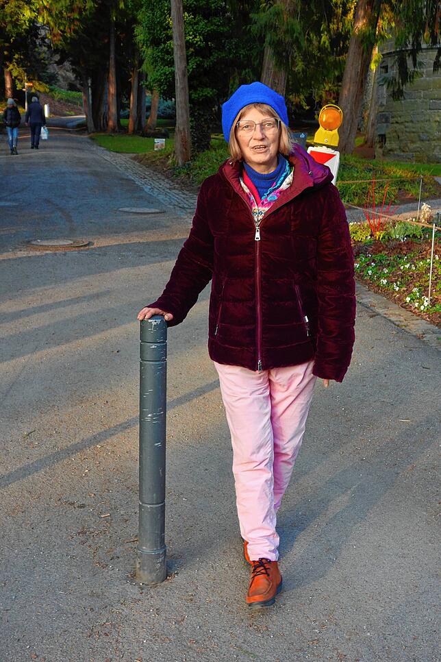 Für Menschen mit einer Sehbehinderung verschmelzen graue Poller ohne Markierung mit dem Untergrund und werden leicht zur Stolperfalle.
