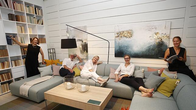 (Archivbild) Wo früher das türkisfarbene Sofa stand, auf dem hier die ehemaligen Inhaber Bent und Solveig Sörensen (Zweiter und Dritte ...
