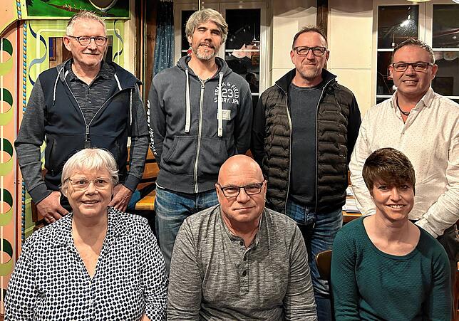 Die Kandidaten der Freien Wähler für den Ortschaftsrat Niederhof. Im Bild von links sitzend: Edith Becker, Dieter Weniger, Cornelia ...