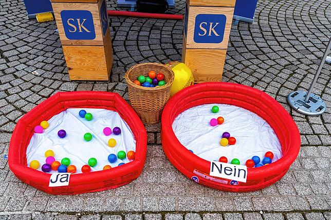 Nach zwei Stunden fällt die Entscheidung bei der Probe-Abstimmung denkbar knapp aus: 28 Bälle landeten im „Ja“-Becken und 25 im ...