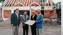 1995: Der damalige Bürgermeister Hubert Roth, Sozialstationsgeschäftsführer Christoph Siebler mit Sparkassendirektor Bürsner und dem ...