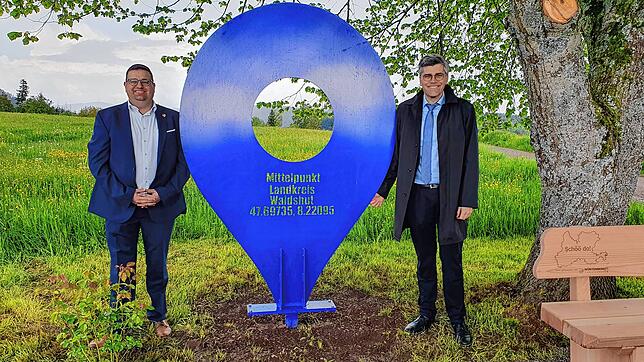 Weilheims Bürgermeister Jan Albicker (links) und Landrat Martin Kistler stehen stolz neben der Markierung des Mittelpunkts des ...
