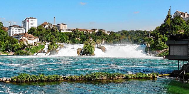 Mit 23 Metern Höhe und 150 Meter Breite ist der Rheinfall einer der wasserreichsten und größten Wasserfälle Europas.