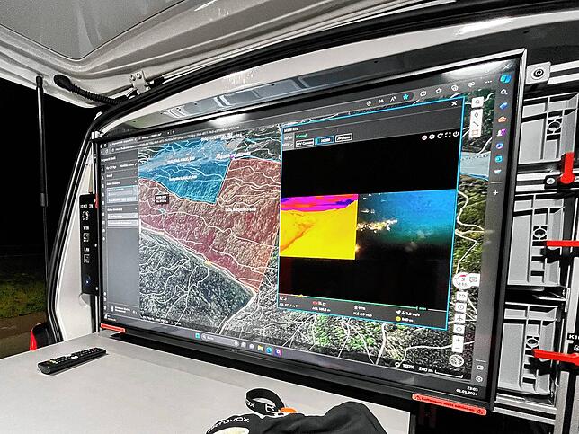 Am großen Monitor lassen sich Suchfelder und Live-Bilder der Drohne mit Wärmebildkamera anschauen.