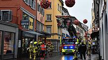 Die Feuerwehr Konstanz rückt am Donnerstag, 21. August, aus und rettet mit der Drehleiter von der Wessenbergstraße aus eine verletzte ...