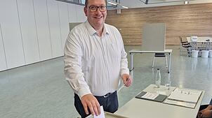 Amtsinhaber Fabian Prause strebt eine zweite Amtszeit an. Hier ist er bei der Stimmabgabe in Dogern zu sehen.